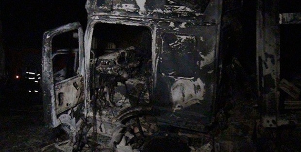 Teröristler yol kesip 13 aracı ateşe verdi