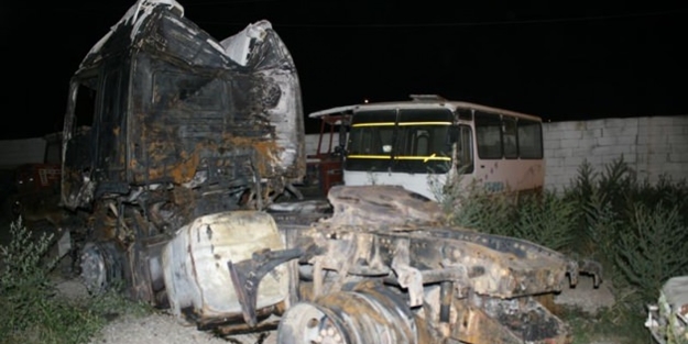 Teröristler yol kesip TIR yaktı