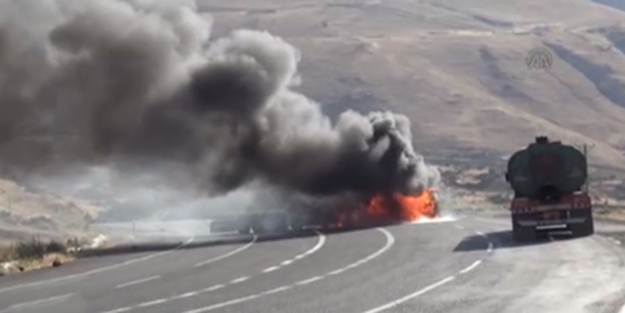 Teröristler yol kesip TIR yaktı - VIDEO