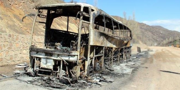 Teröristler yolcu otobüsünü ateşe verdi