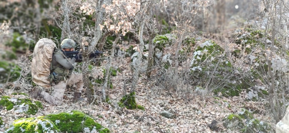 Teröristlere ait sığınak, barınak ve mevziler yerle bir edildi 