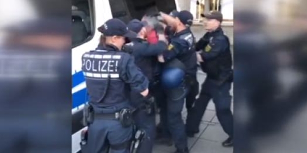 Teröristleri koruyan Alman polisi Türklere saldırdı