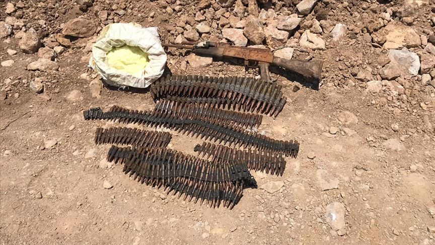 Teröristlerin ağaçlar arasına gizlediği çuvallarda silah ve mühimmat bulundu
