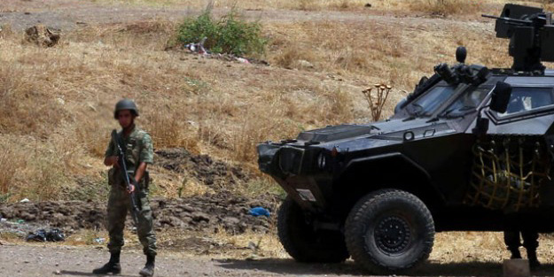 Teröristlerin leşlerini köylüler aldı