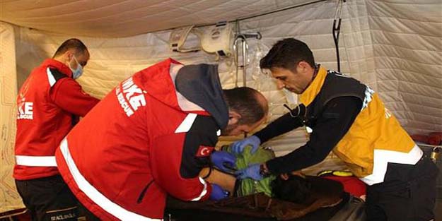 Teröristlerin ölüme terk ettiği kadını Türk askeri kurtardı