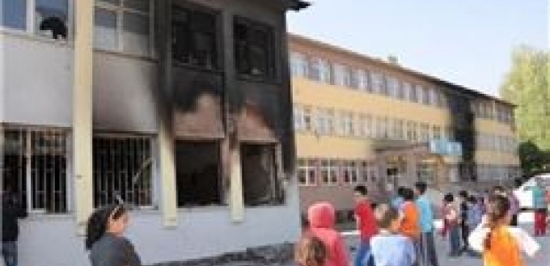 Teröristlerin yaktığı okulu öğretmenler onarıyor
