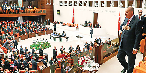 Teröristlerle kol kola gezenleri dinlemem