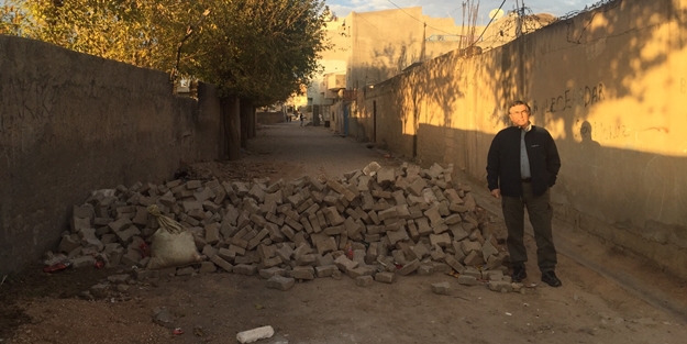 Teröristsever Hasan Cemal hendek başında poz verdi