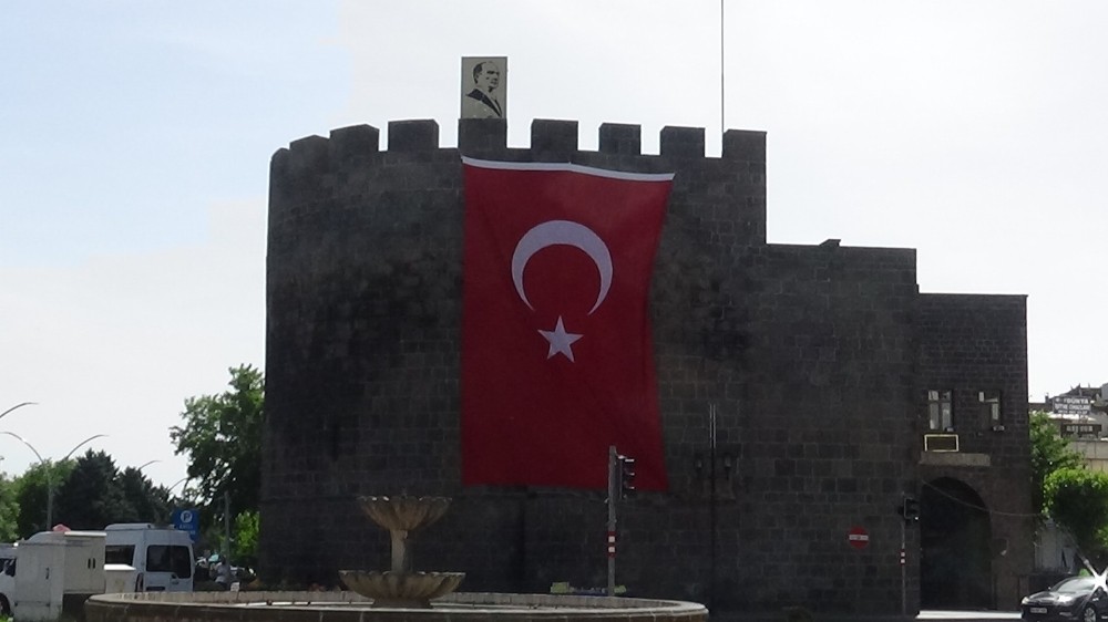 Terörün izlerinin silindiği Sur’da esnaf iş yerlerini Türk bayrakları ile donattı 