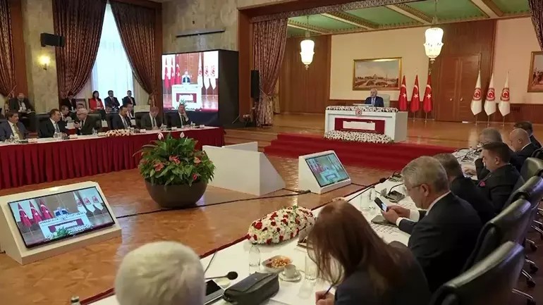 Terörün kökü kazınıyor, kardeşlik mührü vuruluyor! Terörsüz Türkiye için tarihi imza: "Milli Dayanışma" raporu Meclis yolunda