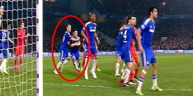 Terry, rakip yerine kendi arkadaşını tutunca...