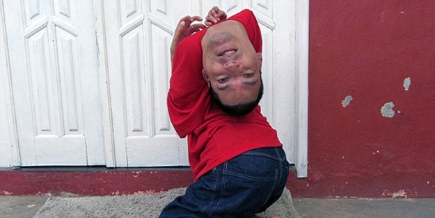 Ters başlı adamı görenler hayrete düşüyor