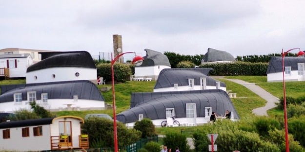 Ters çevrilmiş tekne evlerde yaşıyorlar