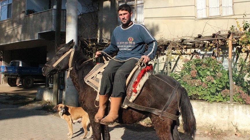 Ters değil, yan biniyorlar!