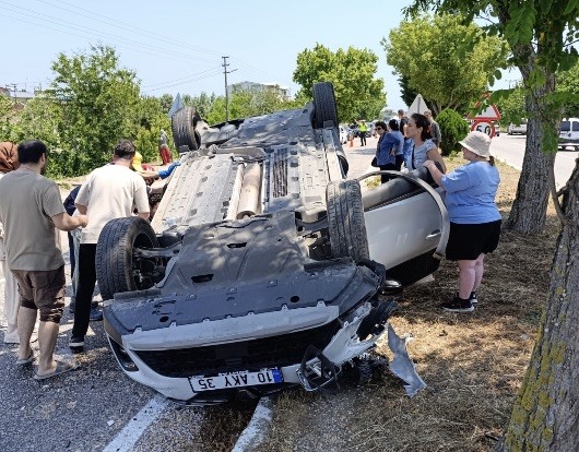 Ters dönen araçta sıkışan sürücüyü itfaiye kurtardı