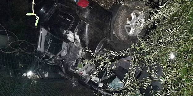 Ters dönen otomobilde sıkıştılar