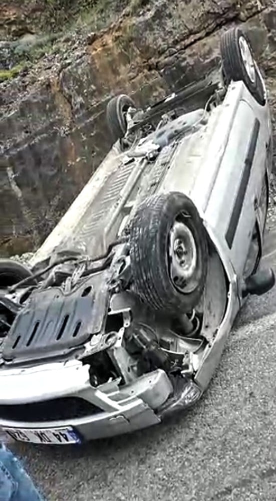 Ters dönen otomobildeki aile kazayı yara almadan atlattı 