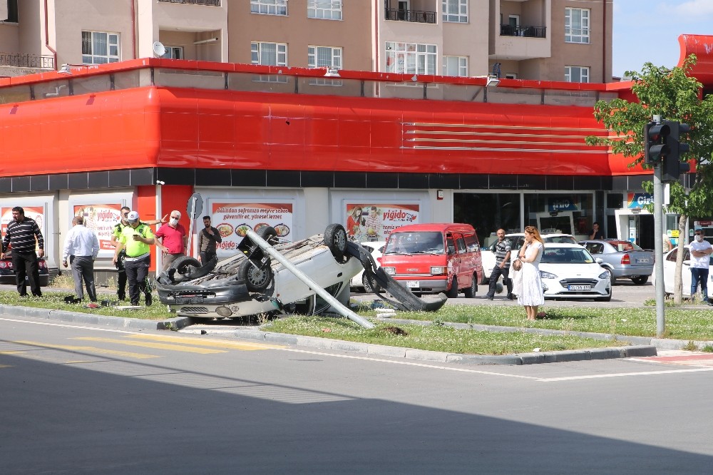 Ters dönen otomobilden burunları bile kanamadan çıktılar 