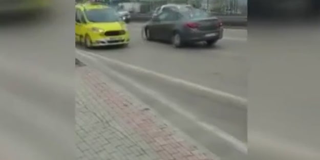 Ters şeride girdi, trafiği birbirine kattı