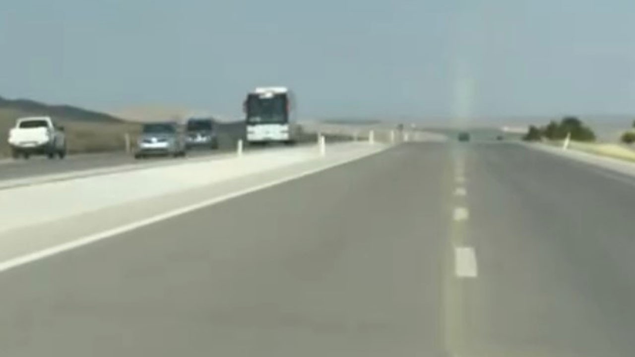 Ters şeritten giden kamyonet korku dolu anlar yaşattı