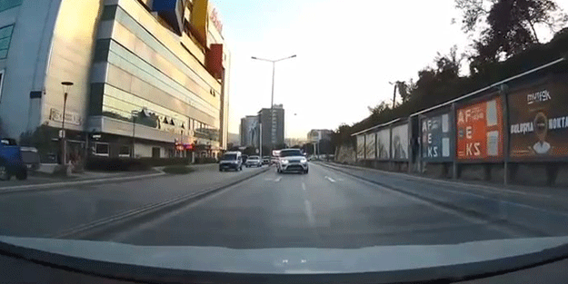 Ters şeritten gitmenin böylesi! Görenler şaştı kaldı