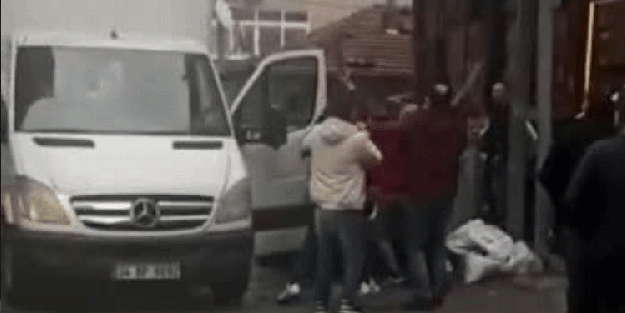 Ters şeritten gittiler, uyaran sürücüyü dövdüler!