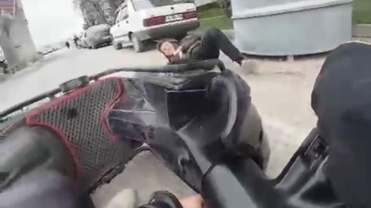 Ters yola giren motosikletli yayayı bakın nasıl biçti