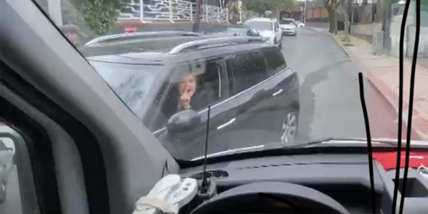 Ters yönde diye ambulansa yol vermedi! 