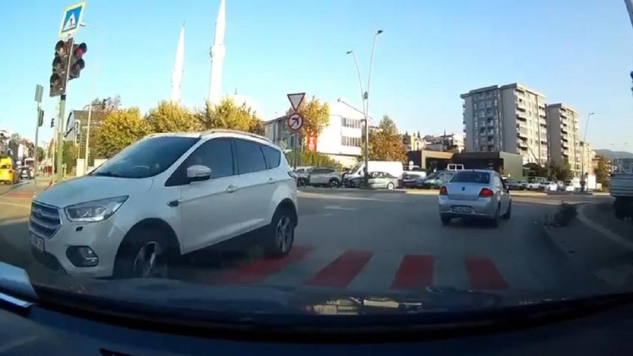 Ters yönde ilerleyen otomobil kameraya yansıdı