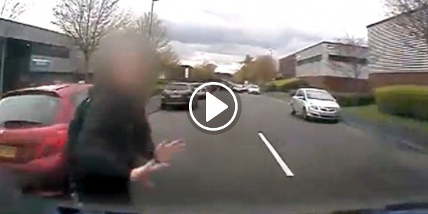 Ters yönde seyreden araç talihsiz yayaya çarptı