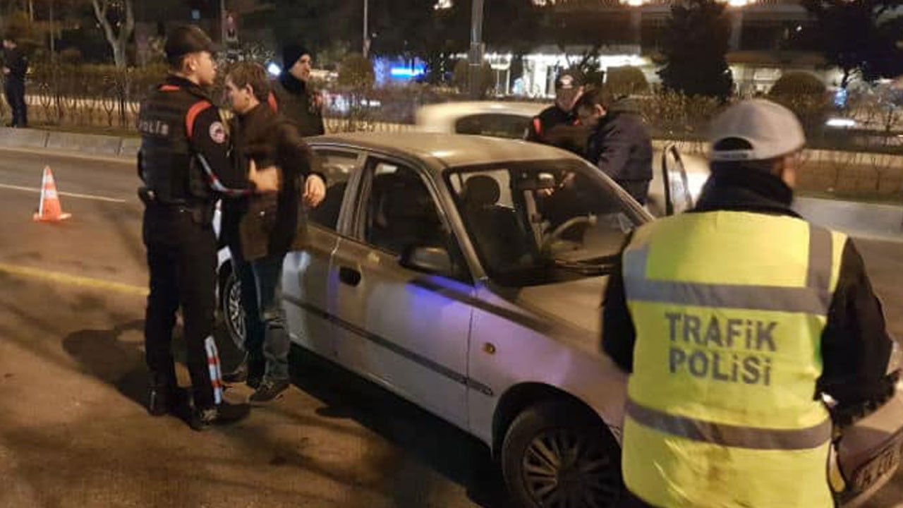 Ters yönden geldi, evrakları eksik çıktı, ceza kesen polise beddua etti!