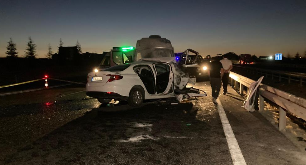 Ters yöne girdi kafa kafaya çarpıştı