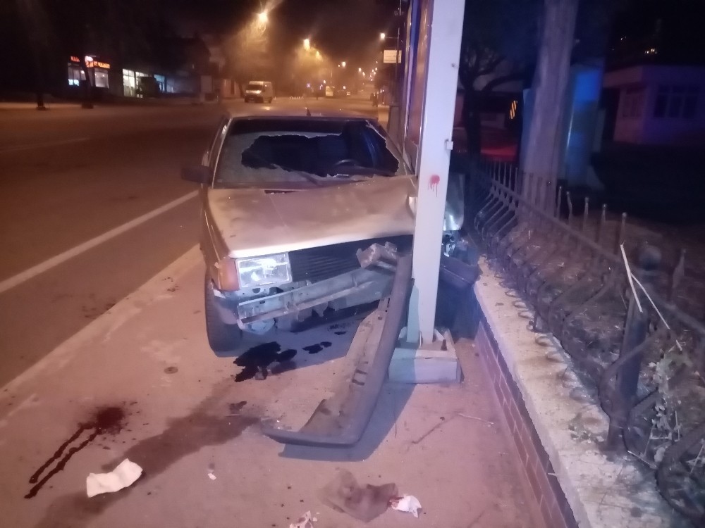 Ters yöne giren araç tabelaya çarptı: 1 yaralı 
