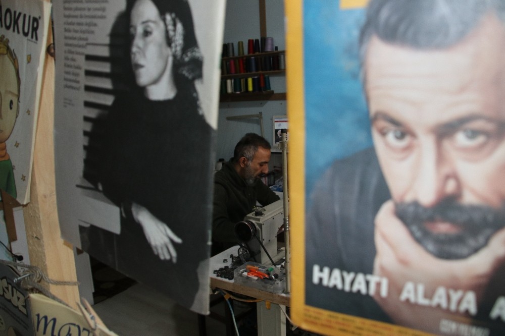 Terzi dükkanı sahibi evlere kitap servisine başladı 