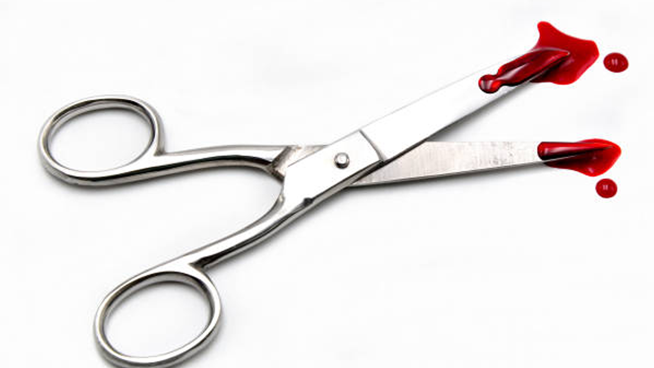 Terziyi öldürüp makasını karakolun önüne attılar!