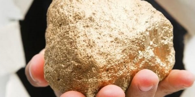 Tesadüfen 7,85 kilogramlık altın külçesi buldu!