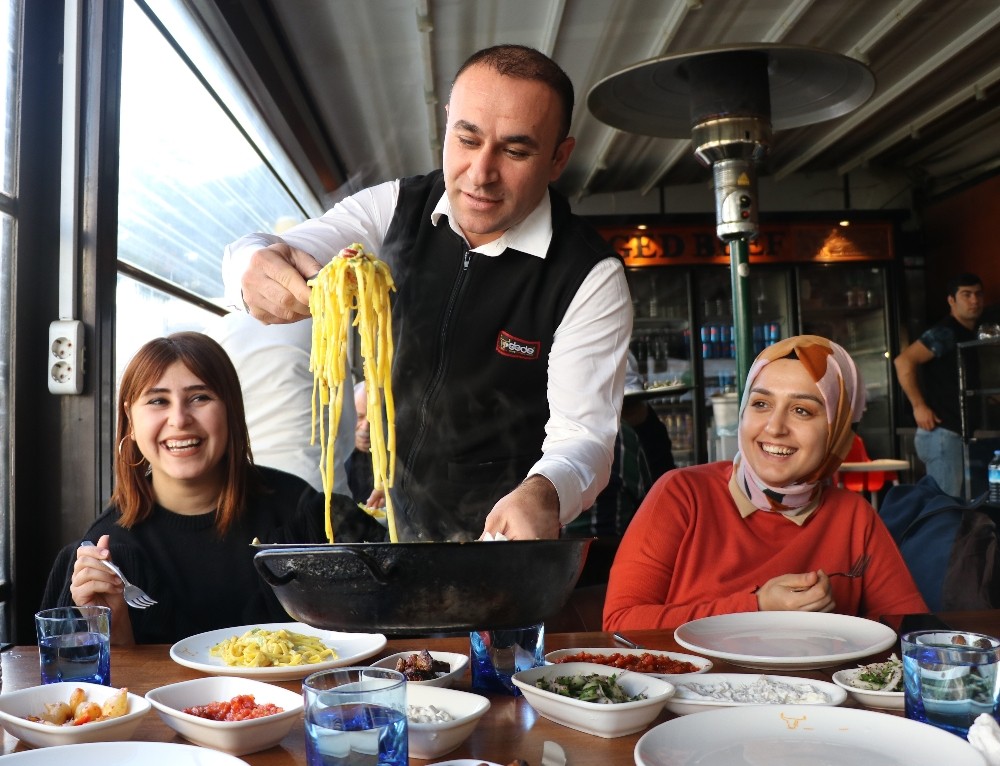 Tescilli Adana kebabının yanına tescilli makarna 