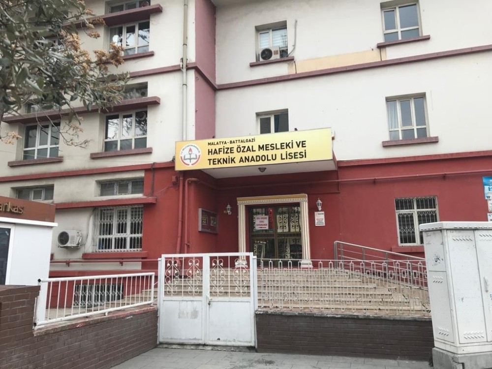 Tescilli okulun yanındaki bina yıkılacak 