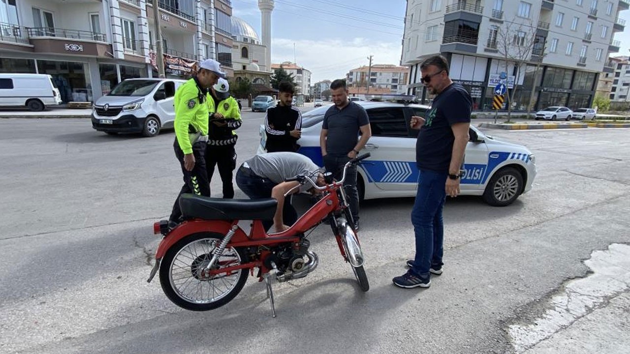 Tescilsiz motosikletin kasksız sürücüsüne para cezası