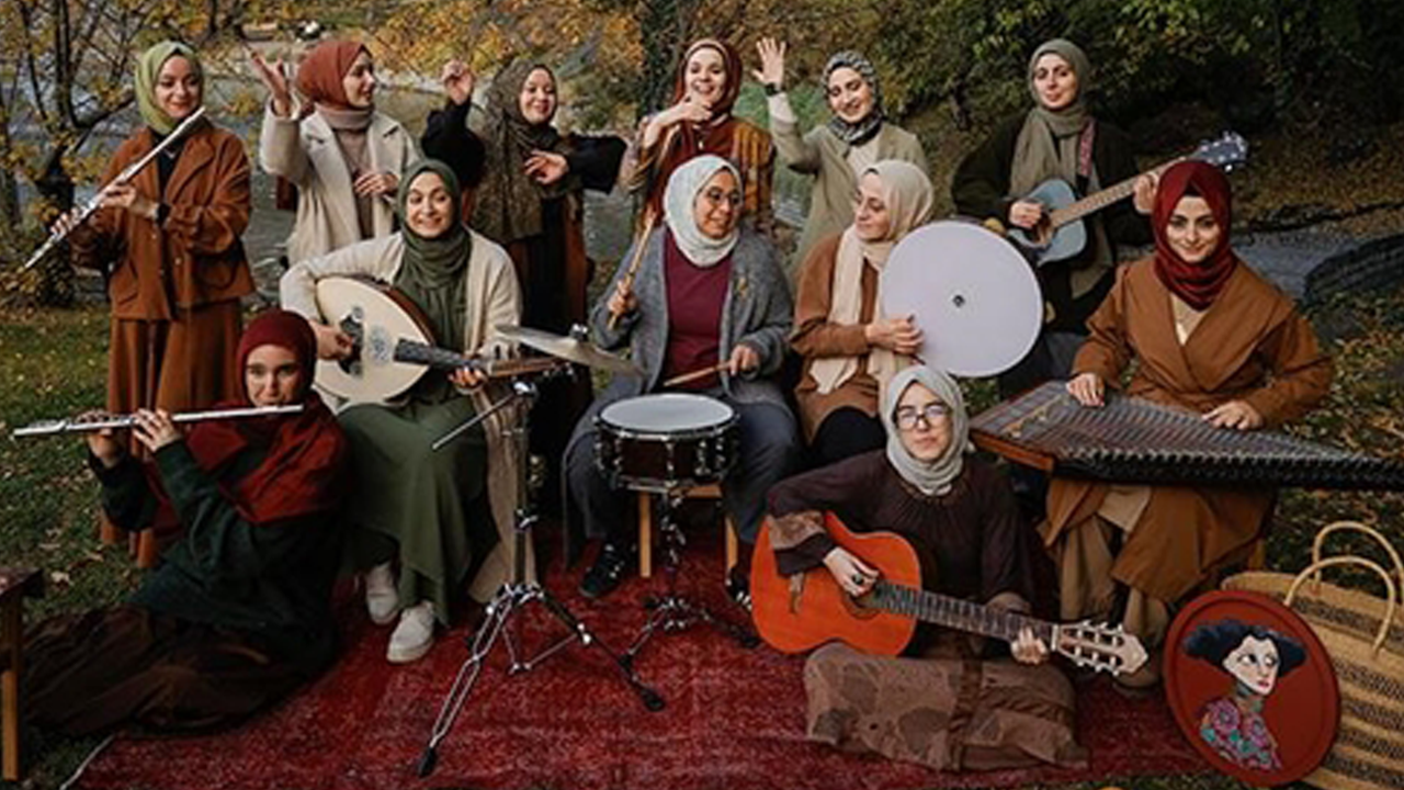 Tesettürlü kadınlar korosu seküler azgınları kudurttu: Gericilikmiş!