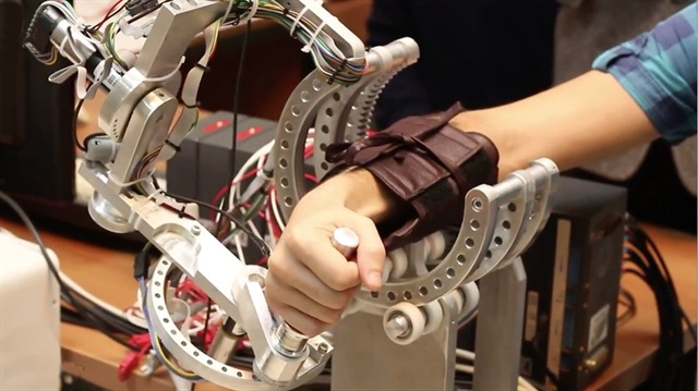 Teşhis koyup, tedavi yapabilen rehabilitasyon robotu üretildi