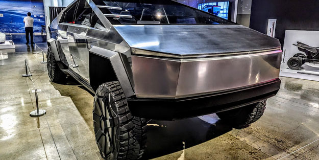 Tesla Cybertruck üretim bandından indi