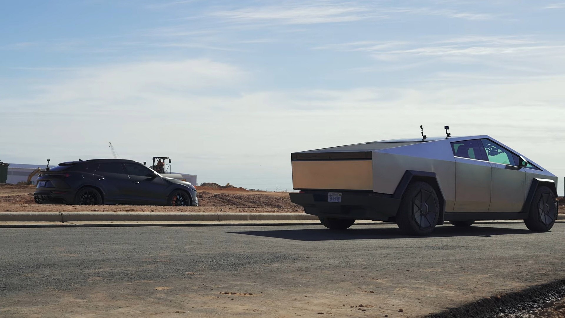 Tesla Cybertruck ve Lamborghini Urus drag yarışında karşılaştı! Sizce kim kazanmıştır? Sonuç şaşırtıcı! Araçların son hızlarını paylaşıyoruz?