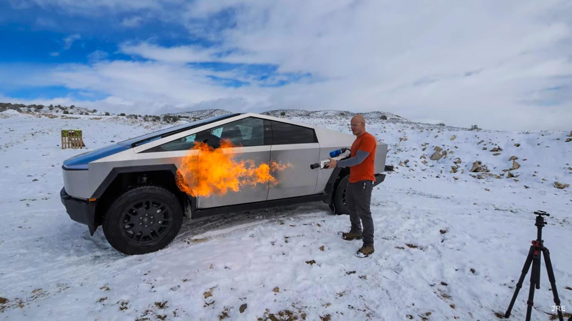 Tesla Cybertruck'ın dayanıklılığı bu kez alev makinesi ve keskin nişancı tüfeği ile test edildi!