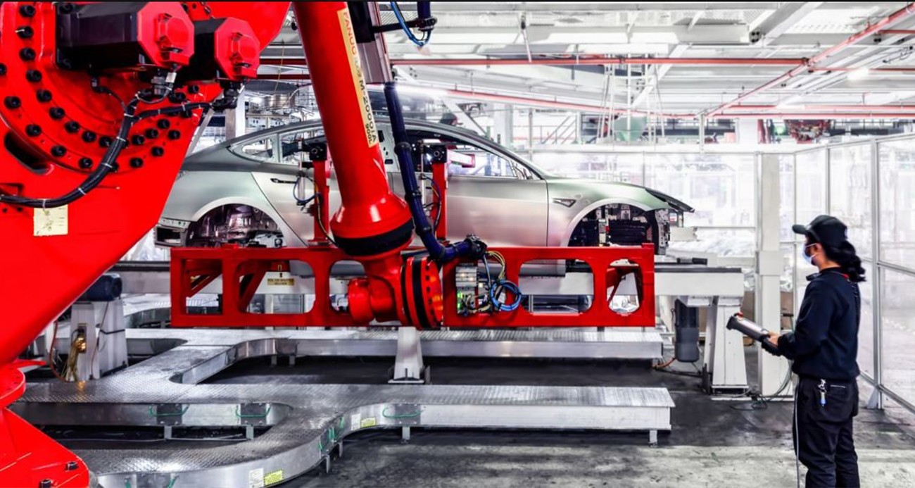 Tesla fabrikasında şok! Robot, mühendise saldırdı