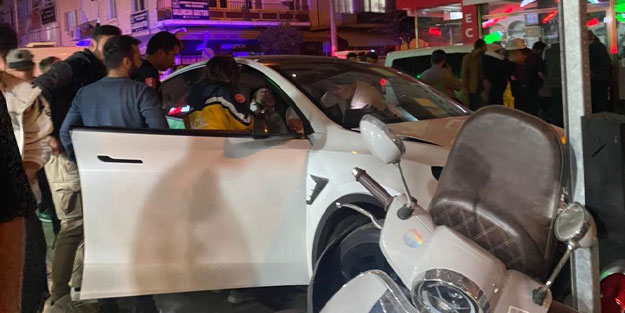 Tesla kaza yaptı: 4 yaralı