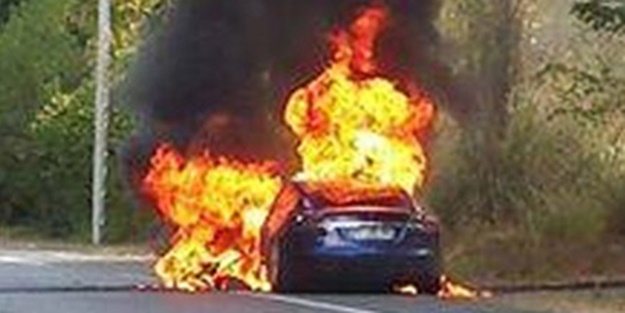 Tesla Model S, test sürüşü sırasında alev alev yandı