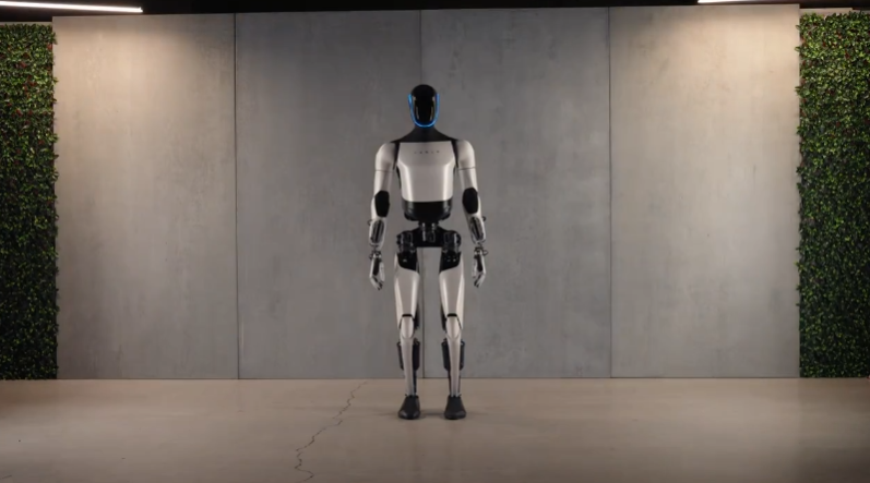 Tesla yeni robotunu tanıttı