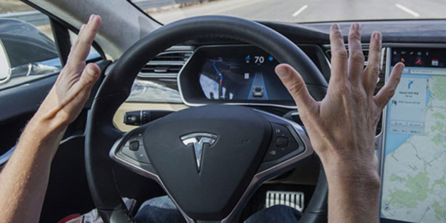Tesla'dan otonom sürüş yazılımı kararı