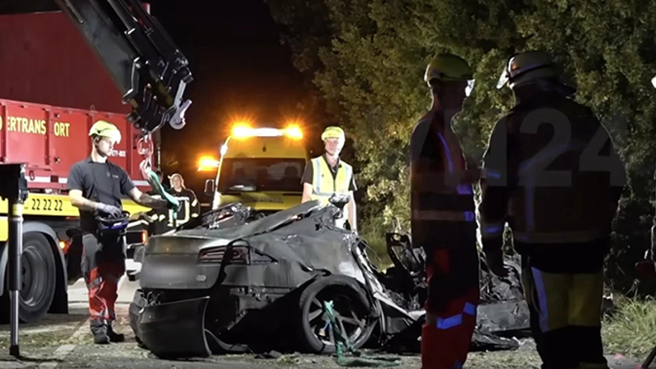 Tesla'nın kapıları açılmadı, 3 kişi diri diri yandı!